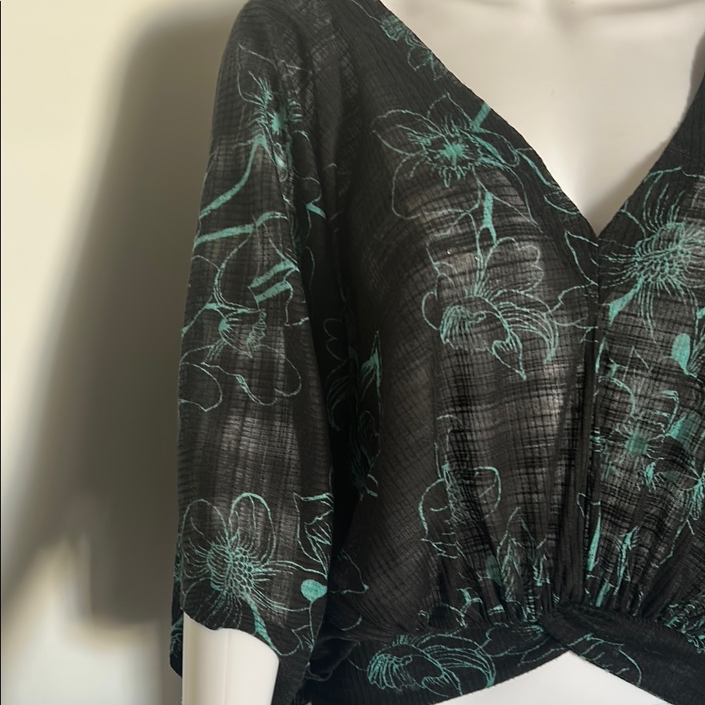 Free People, Woman’s Size M Floral Black and Green Top - Picture 2 of 7